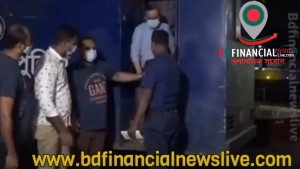 সাভার মডেল থানায় হাতকড়া পরা অবস্থায় ব্যবসায়ী নাসির উদ্দিন ও তুহিন সিদ্দিকী অমি